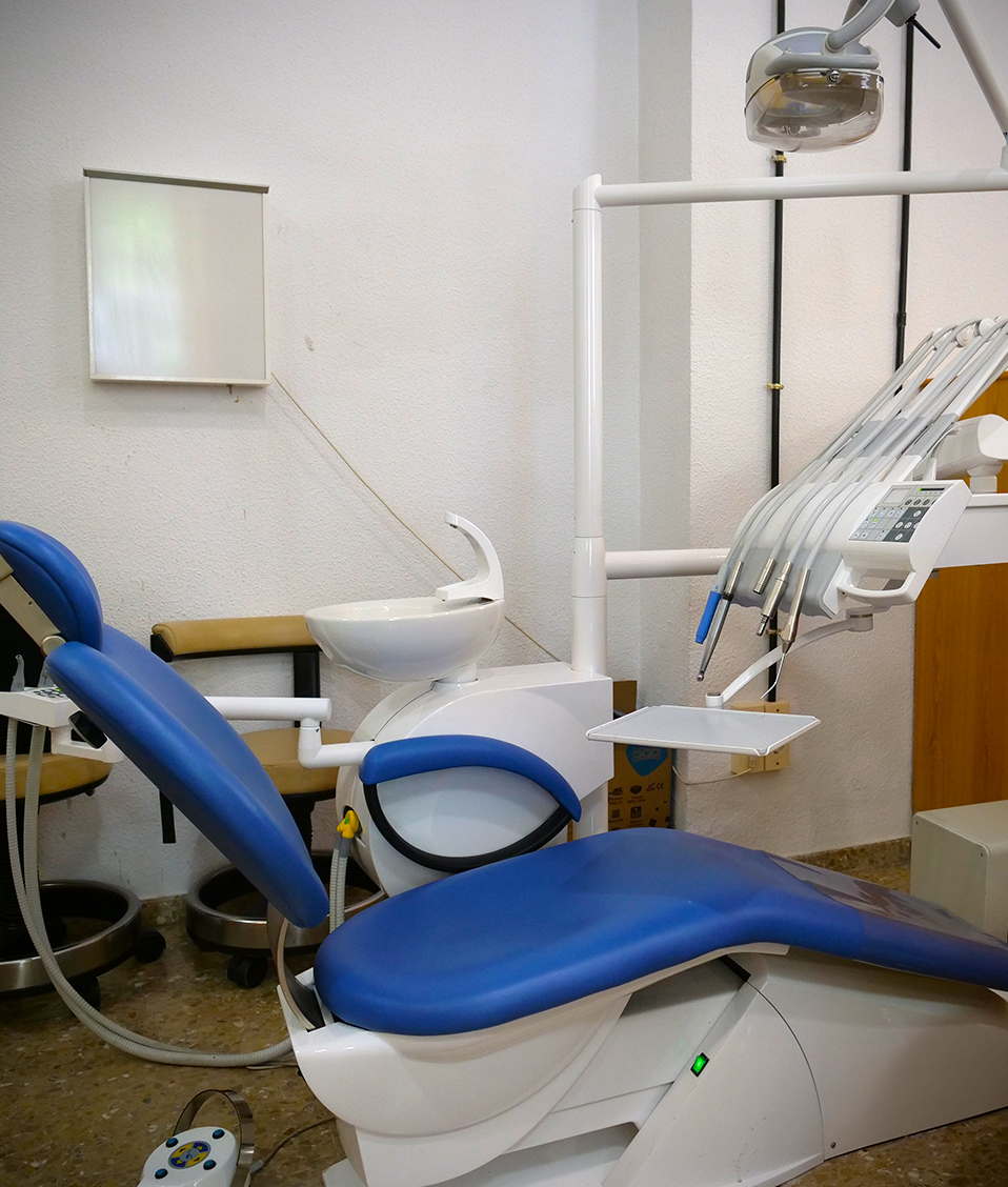En la imagen, capturada en la Facultad de Odontología, se ve un sillón dental que cuenta tanto con los utensilios necesarios como con un flexo y un sistema de agua. 