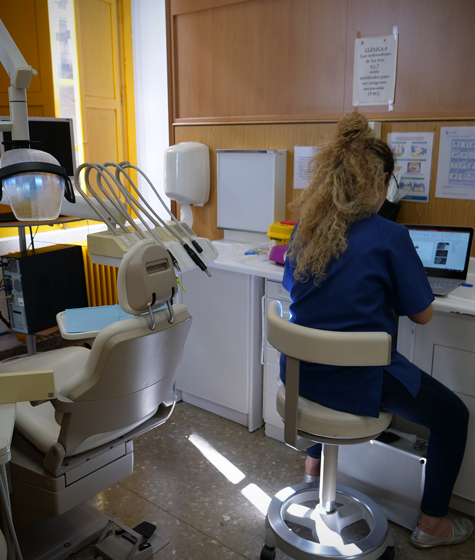 Imagen de uno de los cubículos que simulan el entorno real de trabajo de un odontólogo