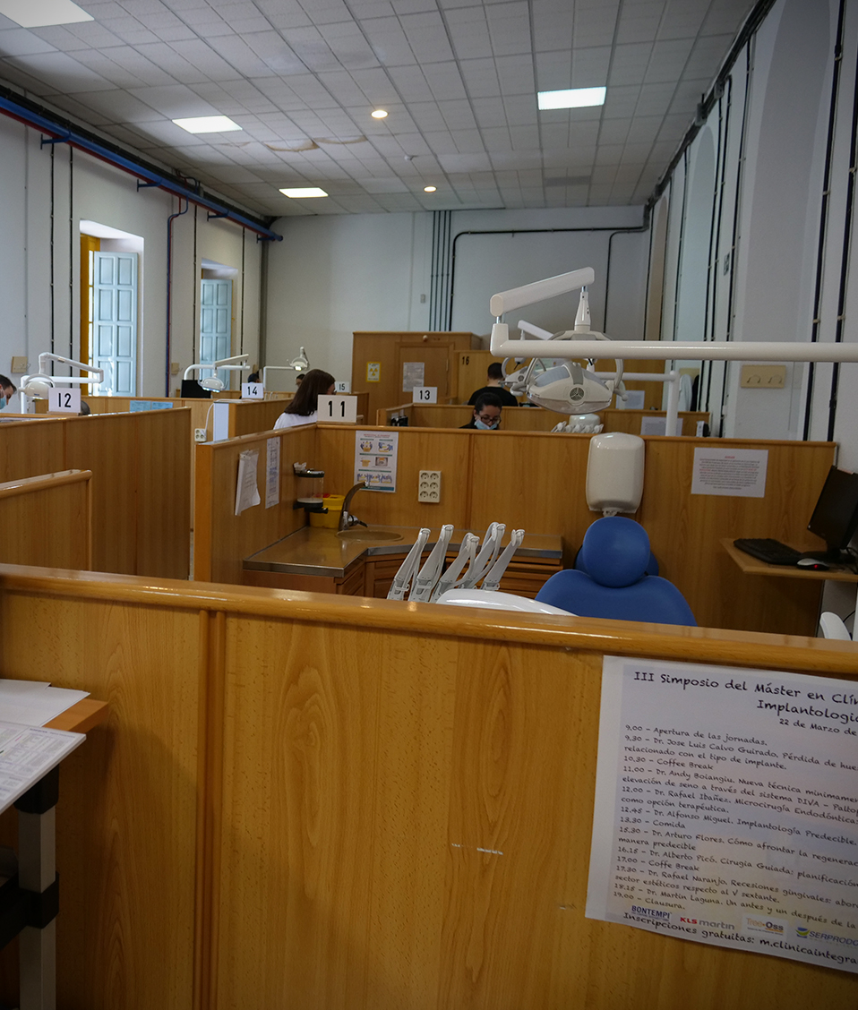 Vista de varios cubículos de prácticas que cuentan con equipamiento especializado, Facultad de Odontología.