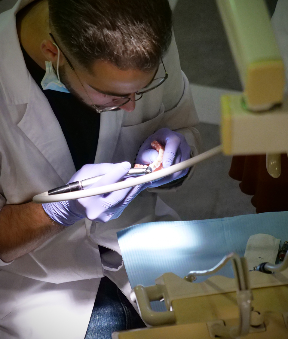 Dentista examinando una dentadura postiza
