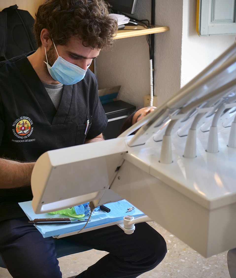 Un estudiante de la Facultad de Odontología revisa y pone a punto los diversos utensilios que se encuentran habitualmente en un lugar de trabajo real