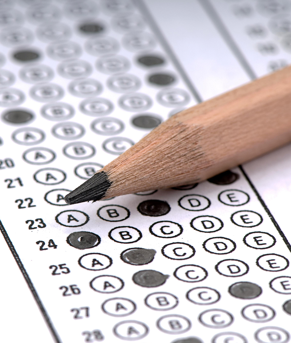 En la imagen, la hoja de respuestas de un cuestionario tipo test aparece rellena con un lápiz posado sobre la misma
