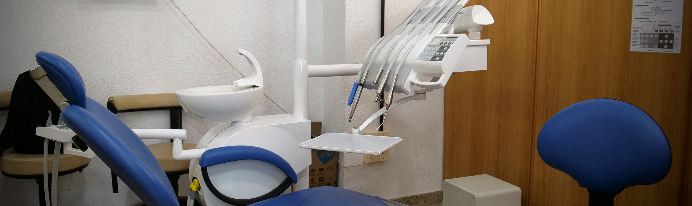 En la imagen, capturada en la Facultad de Odontología, se ve un sillón dental que cuenta tanto con los utensilios necesarios como con un flexo y un sistema de agua. 